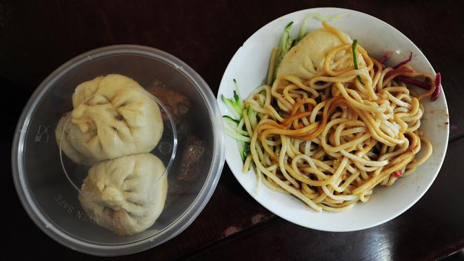 Sajian 'Pork Noodles in Brown Bean Sauce' di restoran Yaoji Chaogan, setelah popularitas restoran itu melesat setelah Joe Biden makan sana pada 2011 lalu. (MARK RALSTON / AFP)