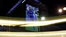 Foto berukuran besar bergambar Riyad Mahrez ditampilkan di Hotel Ramada Encore, Leicester, Inggris, 29 April 2016. Gedung dan jalanan berubah menjadi biru menyambut klub kesayangannya meraih juara Liga Inggris pertama kalinya. (REUTERS / Darren Staples)