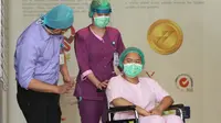 Perawat membantu pasien mata mendorong kursi roda di JEC Eye Hospitals and Clinics, Kedoya, Jakarta, Kamis (17/09/2020). Selama pandemi perawat dan dokter JEC meningkatkan kualitas kesehatan dan keselamatan pasien guna menekan penyebaran Covid-19. (Liputan6.com/Pool)