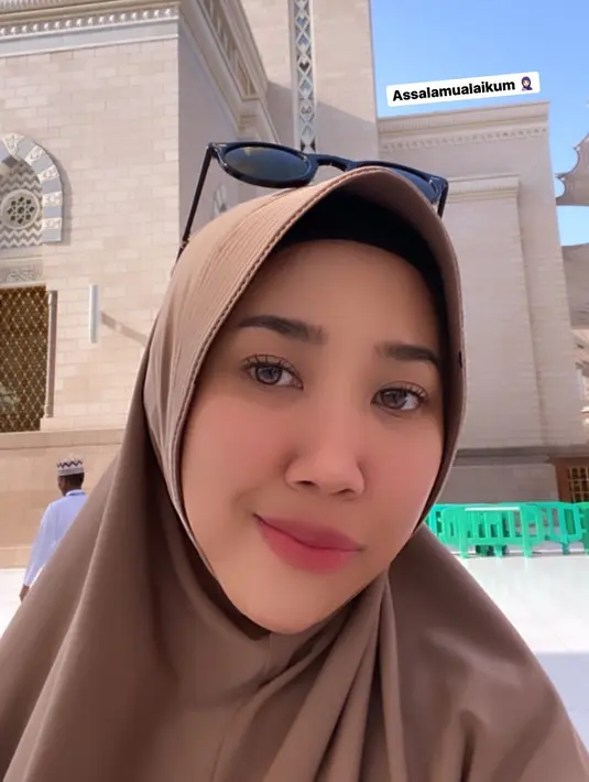 Kiky Saputri, memilih mengenakan hijab berwarna cokelat saat berada di Masjid Nabawi. (Foto: Instagram/@kikysaputrii)