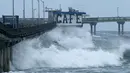 Ombak besar menerjang sebuah jembatan di Ocean Beach, California, (7/1). Jembatan ditutup karena gelombang ombak semakin tinggi yang dapat membahayakan pengguna jalan. (REUTERS/Mike Blake)