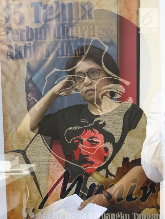 Foto multiple exposure istri aktivis HAM Munir, Suciwati saat menyampaikan keterangan bersama terkait 15 tahun terbunuhnya aktivis HAM Munir di Jakarta, Jumat (6/9/2019). Koalisi Keadilan untuk Munir mendesak pemerintah tegas dan serius menuntaskan kasus Munir. (Liputan6.com/Helmi Fithriansyah)