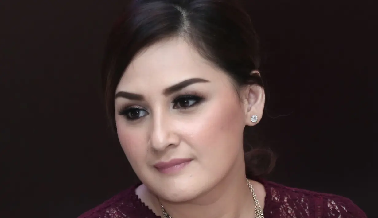 Sebagai ibu, Mona Ratuliu tegas dengan anak-anaknya. Peraturan yang dibuat bagi buah hatinya, ternyata berimbas hingga istri Indra Brasco itu mengeluarkan air mata. (Galih W. Satria/Bintang.com)