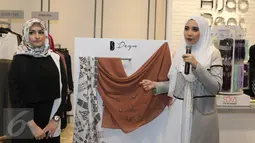 Pemilik Deyn, Rania Assegaf (kiri) bersama Artis dan designer Zaskia Sungkar pada saat menjelaskan bahan hijab di acara Deyn Festive Raya di kawasan sudirman, Jakarta, Sabtu (11/06/2016). (Liputan6.com/Herman Zakharia)