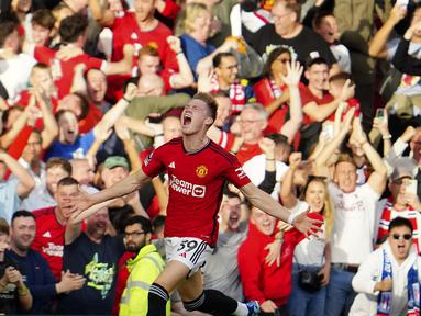 Selebrasi pemain MU, Scott McTominay, setelah mencetak gol ke gawang Brentford dalam pertandingan pekan kedelapan Liga Inggris 2023/2024 yang berlangsung di Old Trafford, Sabtu (8/10/2023). Scott McTominay yang menjadi pahlwan kemenangan MU setelah dua gol telat yang dicetaknya pada babak injury time berhasil membalikkan keadaan. (AP Photo/Jon Super)