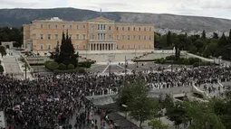 Sejumlah pekerja menggelar unjuk rasa di depan Parlemen Yunani, Athena, Rabu (17/5). Para pekerja meninggalkan lapangan kerja untuk melakukan pemogokan umum anti-penghematan. (AP Photo / Thanassis Stavrakis)