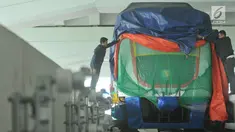Pekerja membuka selubung skytrain atau automated people mover system (APMS) yang baru dipasang di Terminal 3 Bandara Soekarno Hatta, Tangerang, Selasa (30/5). Rencananya Kereta tanpa awak ini akan di uji pertengahan Juni . (Liputan6.com/Helmi Afandi)