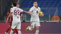 Penyerang Torino,  Andrea Belotti berselebrasi usai mencetak gol ke gawang Roma pada pertandingan Liga Serie A Italia di stadion Olimpiade, Jumat (18/12/2020). Roma tampil sangat dominan. Namun, Torino justru yang memiliki peluang pertama untuk unggul melalui Belotti. (AFP Photo/Vincenzo Pinto)