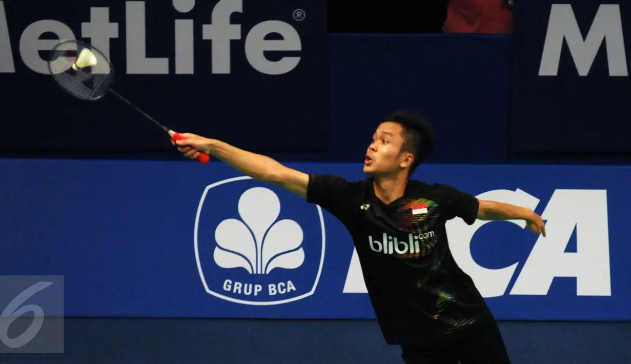 Pebulutangkis tunggal putera Indonesia, Anthony S Ginting menahan bola saat melawan Jan O Jorgensen (Denmark) di BCA Indonesia Open 2016, Istora Senayan Jakarta, Rabu (1/6/2016). Anthony S Ginting kalah 20-22, 23-25. (Liputan6.com/Helmi Fithriansyah)