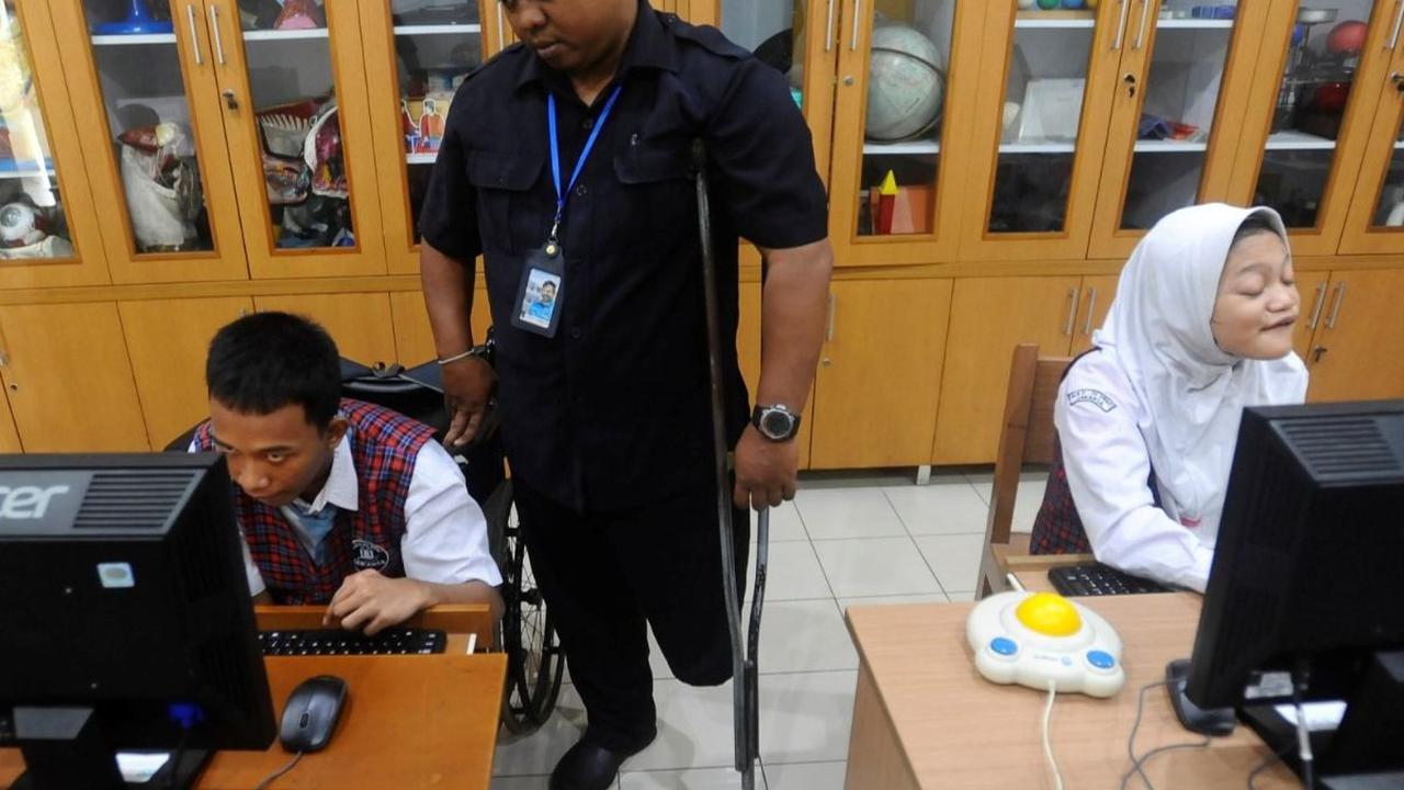 Dengan menguasai berbagai aplikasi komputer, siswa-siswa diharapkan dapat lebih siap menghadapi dunia kerja yang semakin terintegrasi dengan teknologi. Foto: merdeka.com / Arie Basuki<br>