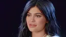 Sudah diketahui sebelumnya bahwa Kylie Jenner memang merasa tidak percaya diri dengan bentuk asli bibirnya. (Life of Kylie)