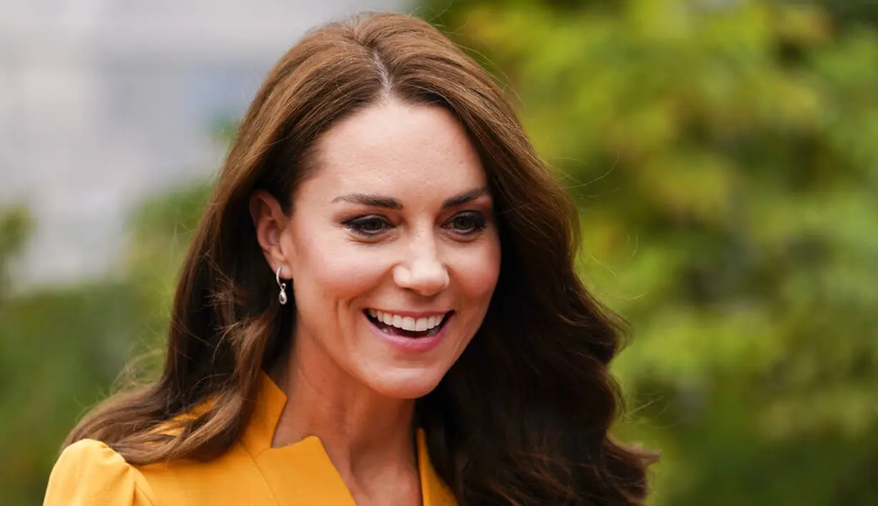Kate Middleton mengunjungi RS Royal Surrey County. (Foto: AP Photo/Alastair Grant, Pool)