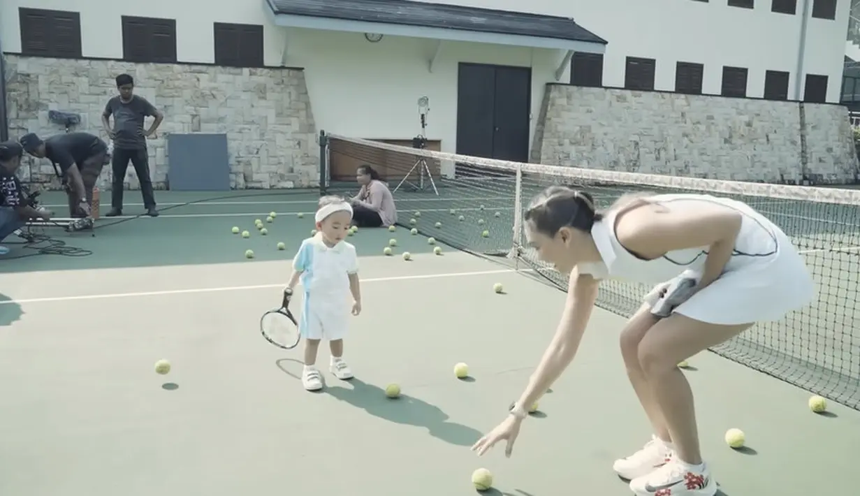Tidak hanya memainkan bola bersama sang mama, Cipung juga terlihat mendekat Luna Maya yang juga sedang latihan.Artis kelahiran Denpasar itu tampak telaten mengajari Cipung. Sudah seperti atlet, bocah yang usianya baru setahun itu tampak membawa raket hingga menggenakan bando di kepalanya. [Youtube/Luna Maya]