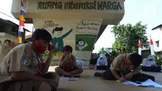 Para siswa belajar di kolong rel kereta api Mangga Besar, Jakarta,Rabu (19/8/2020). Proses belajar siswa tersebut menggunakan modem paket internet wifi gratis yang disediakan untuk mengikuti pembelajaran jarak jauh. (merdeka.com/Imam Buhori)