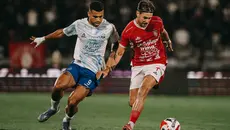 Thijmen Goppel (kanan) berupaya lepas dari penjagaan Anton Fase pada laga BRI Super League 2025/2026 antara Bali United vs PSIM Yogyakarta di Stadion Kapten I Wayan Dipta, Sabtu (20/9/2025) malam WIB. (Bola.com/Alit Binawan)