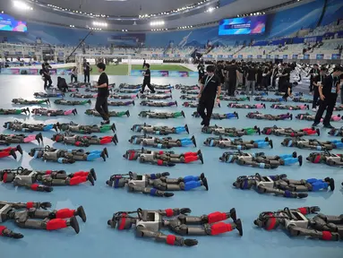 Sejumlah robot disiapkan menjelang upacara pembukaan World Humanoid Robot Games di Beijing, Sabtu, 22 Agustus 2026. (Foto AP/Achmad Ibrahim)