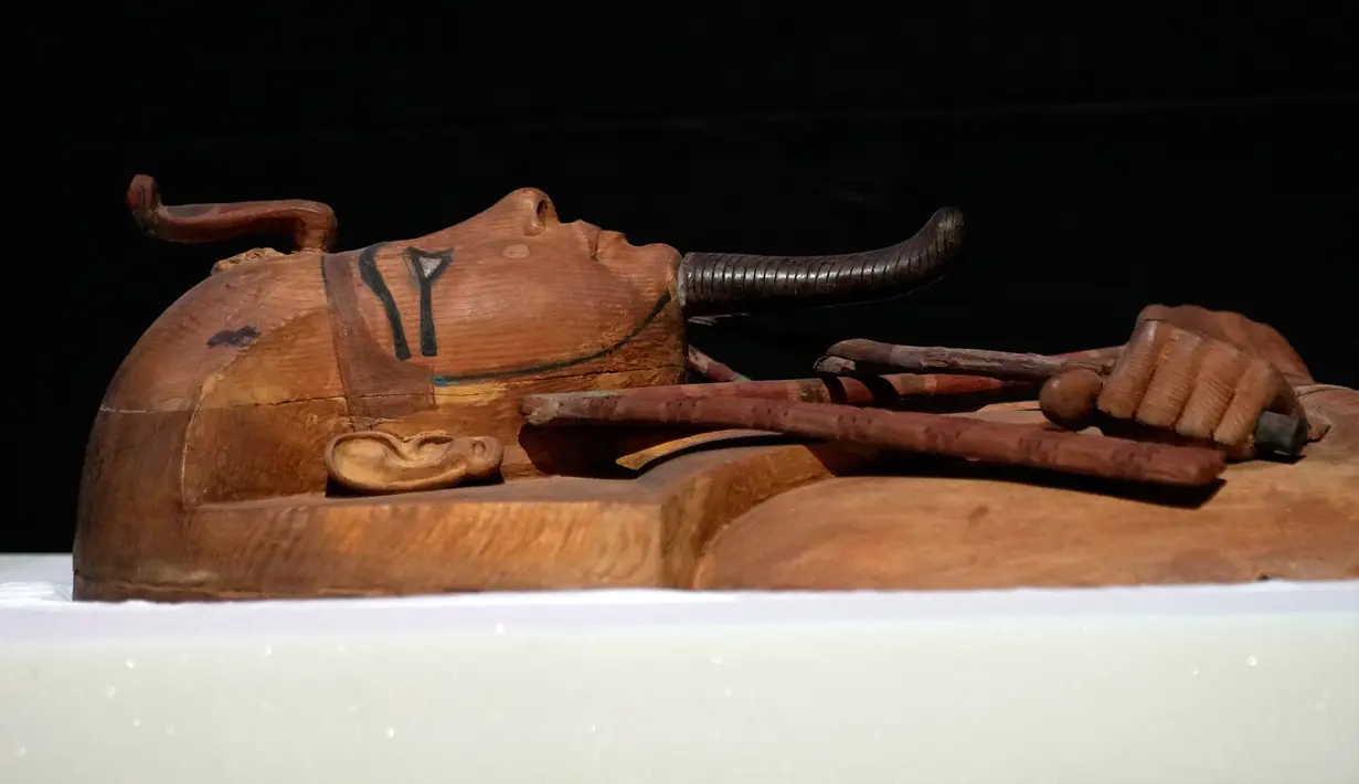 Peti Mati Raja Ramses II dipajang saat upacara pembukaan jelang pameran luar biasa di Paris, Prancis, Senin (3/4/2023). Pameran akan berlangsung pada 7 April hingga 6 September 2023. (AP Photo/Christophe Ena)