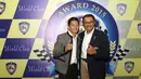 Rio Haryanto (kiri) berfoto bersama Mantan Ketua IMI, Nanan Sukarna saat menerima penghargaan pada acara IMI Awards di Hotel Borobudur, Jakarta, Kamis (17/12/2015). (Bola.com/Nicklas Hanoatubun)