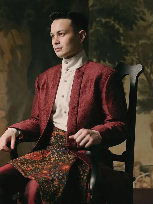Sementara itu, Tavan nampak gagah memakai kemeja kerah tinggi yang terinspirasi dari busana pria aristokrat Eropa. Dipadukan dengan blazer yang diambil dari bentuk jas Roki Sumatera. Menurut Didiet, ini menjadi presentasi perwakilan inspirasi tanah Melayu. (instagram/didietmaulana)