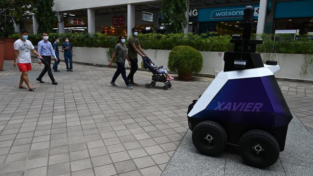 Robot Patroli Pengawas Kerumunan di Singapura