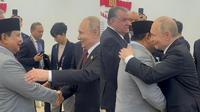 Foto yang diunggah oleh Kemensetneg RI pada Rabu (3/9/2025) seketika jadi sorotan. Pasalnya, Putin tak ragu-ragu memeluk Prabowo dengan ekspresi tersenyum (Dok. Instagram/@kemensetneg.ri).
