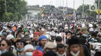 Massa aksi membubarkan diri usai terlibat bentrok dengan polisi di flyover Penggilingan, Jakarta, Kamis (24/6/2021). Sebelumnya, aparat kepolisian dengan para simpatisan Rizieq Shihab terlibat bentrokan jelang sidang vonis perkara tes swab yang digelar di di PN Jakarta Timur. (Liputan6.com/Faizal F