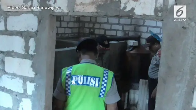 VIDEO: Petugas Gerebek Pabrik Arak di Tuban