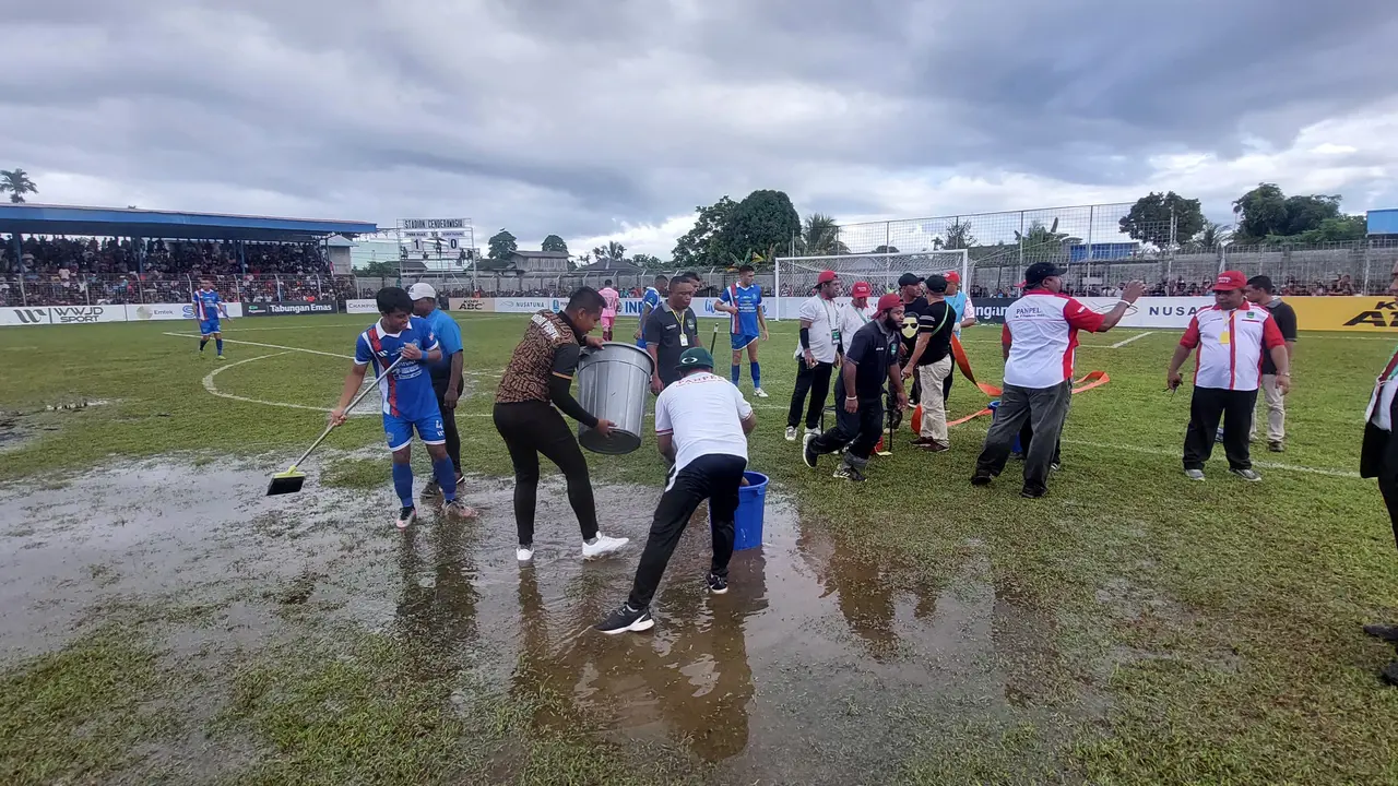 Lapangan Stadion Cenderawasih Biak, tergenang dalam laga final leg pertama Pegadaian Liga 2 2023/2024