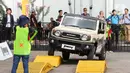 Mobil Jimny menjalani test ketangguhan di medan simulasi offroad yang ada di area track Indonesia International Motor Show (IIMS) 2025, JIExpo Kemayoran, Jakarta, Kamis (13/2/2025). (Liputan6.com/Herman Zakharia)