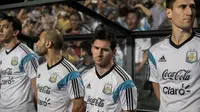 Striker Argentina, Lionel Messi (kedua kanan) berada di bench sebelum dimulainya laga persahabatan internasional antara Timnas Argentina menghadapi Hong Kong di Hong Kong Stadium, Hong Kong (14/10/2014). (AFP/Anthony Wallace)