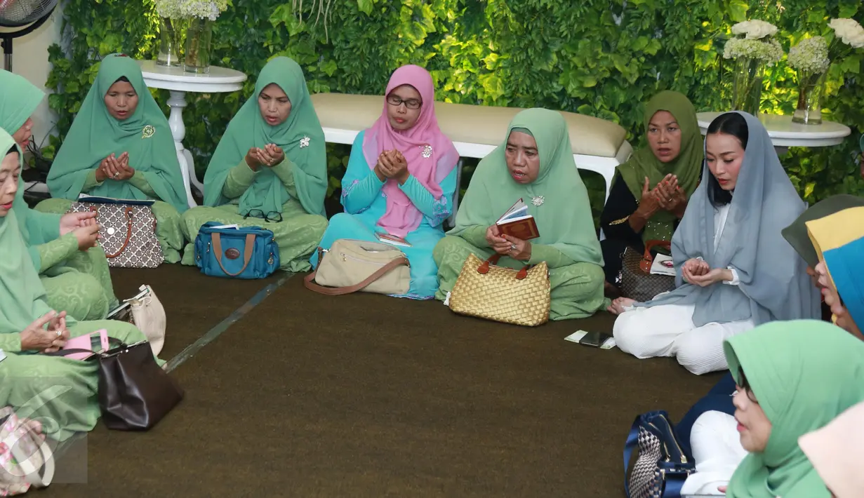 Penyanyi Rinni Wulandari saat menggelar pengajian dalam perayaan hari ulang tahun dan menjelang pernikahan di kawasan Cireundeu, Tangerang Selatan, Jumat (28/4). Rinni akan menikah denga musisi Jevin Julian. (Liputan6.com/Herman Zakharia)