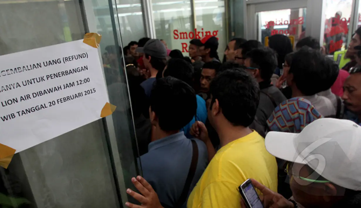 Pengembalian uang penumpang lion Air ditangani oleh pihak Angkasa Pura II beserta Otoritas Bandara Soekarno-Hatta, Jakarta, Jumat (20/2/2015). Adanya refund akibat penundaan keberangkatan sejak Rabu (18/2/2015). (Liputan6.com/Faisal R Syam)