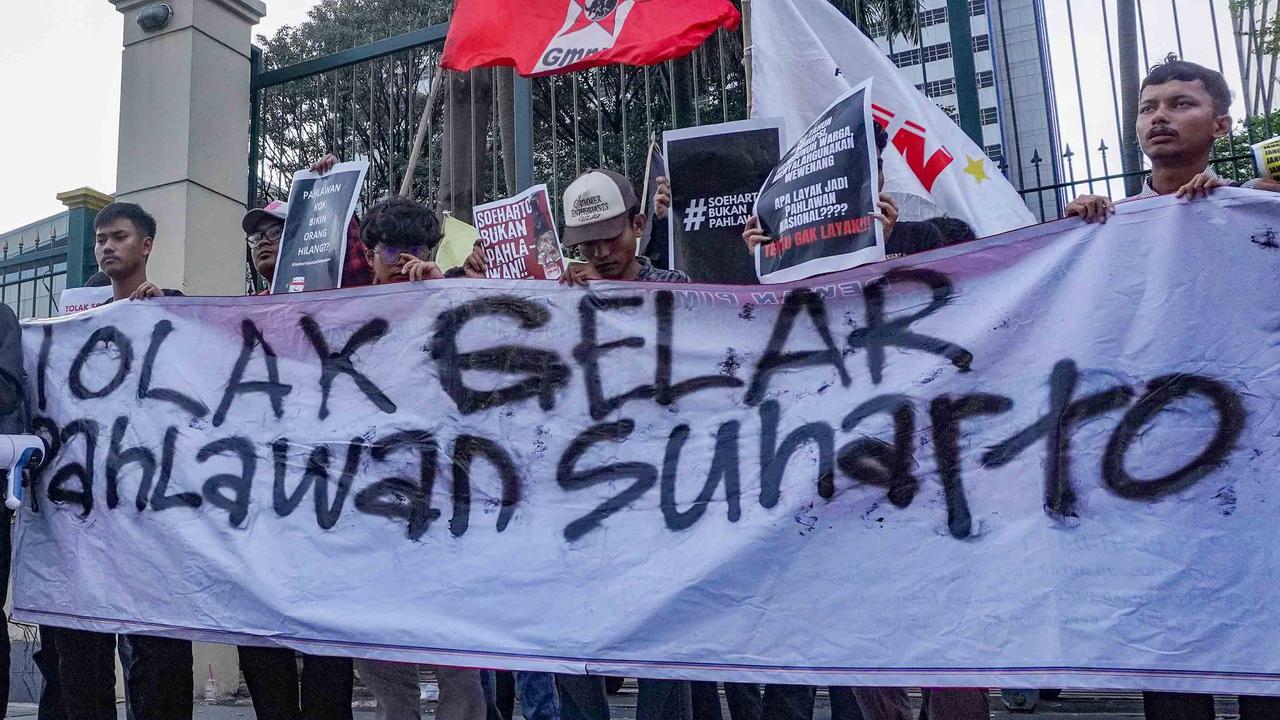 FOTO: Aktivis Gelar Aksi Tolak Penganugerahan Gelar Pahlawan untuk Soeharto