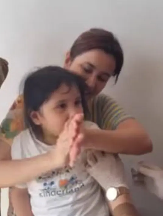 Selain dapat minuman, Kylie juga mendapat aplause dari sang mama karena pintar saat menjalani imunisasi. (Foto: Instagram/@andisorayabeatrix)