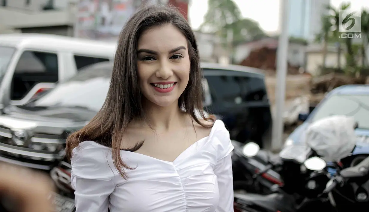 Aktris Irish Bella tersenyum saat difoto di kawasan Jakarta, Selasa (3/4). Irish Bella juga mengungkapkan ia merupakan tipe yang ketat sementara Gino lebih luwes, mungkin itu yang membuat kami cocok. (Liputan6.com/Faizal Fanani)