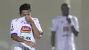Pemain Arema FC, Dendi Santoso, menutup hidung karena asap saat melawan Persita Tangerang pada laga Piala Indonesia 2019 di Stadion Kelapa Dua, Tangerang, Minggu (3/2). Arema FC menang 3-0 atas Persita. (Bola.com/M Iqbal Ichsan)