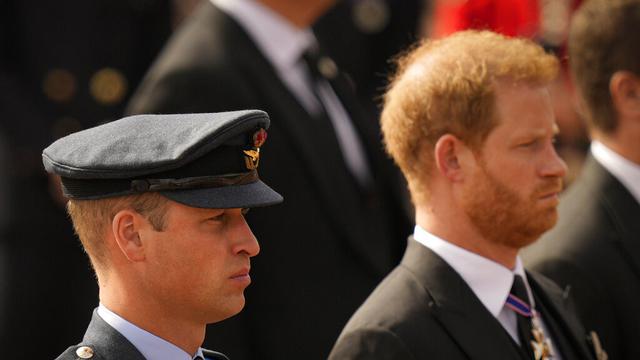 Pangeran William dan Pangeran Harry di pemakaman Ratu Elizabeth II. (Foto: AP Photo/Vadim Ghirda, Pool)