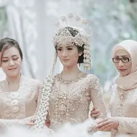 Di hari bahagianya, saat menikah dengan Raditya Dika, Anissa Aziza begitu cantik memesona. Dengan menggunakan busana pengantin, Anissa tampak pangling. (Instagram/anissaaziza)