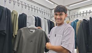 Bek Persib Bandung yang saat ini dipinjamkan ke Persita Tangerang, Zalnando, mulai mengembangkan bisnis di dunia fashion. (Bola.com/Erwin Snaz)