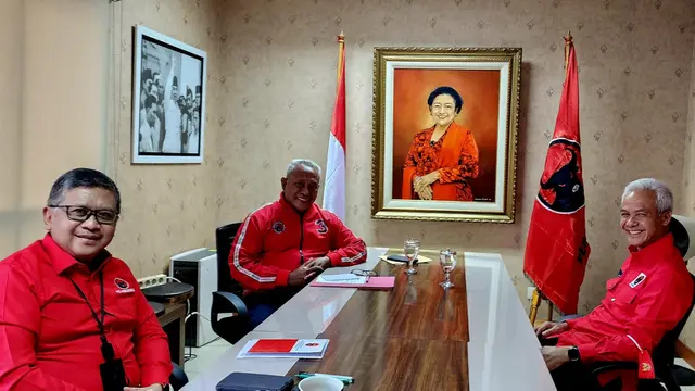Gubernur Jawa Tengah Ganjar Pranowo memenuhi pemanggilan DPP PDI Perjuangan (PDIP). Turut Hadir Sekjen DPP PDIP Hasto Kristiyanto dan Ketua Dewan Kehormatan PDIP Komarudin Watubun.