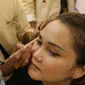 Make Up Artist menggambar alis dengan model “hairstrokes eyebrow”  pada  peluncuran ULTIMA II “The Nakeds Series” #MyWayToBeReal di Jakarta (30/11/2022). (Liputan6.com)