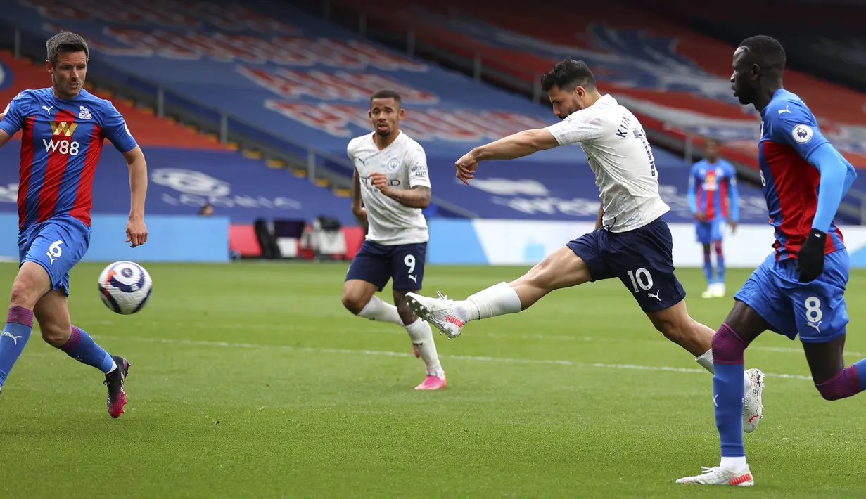 Striker Manchester City, Sergio Aguero (kedua dari kanan) melepaskan tendangan yang berbuah gol pertama timnya ke gawang Crystal Palace dalam laga lanjutan Liga Inggris 2020/2021 pekan ke-34 di Selhurst Park, Sabtu (1/5/2021). Manchester City menang 2-0 atas Crystal Palace. (AP/Catherine Ivill/Pool)