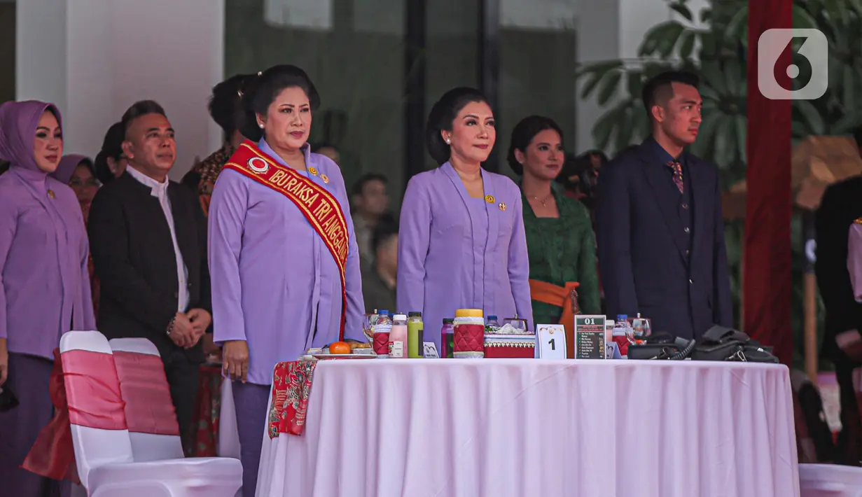Istri Panglima TNI Laksamana TNI Yudo Margono, Veronica Yulis Prihayati (kiri) dan istri mantan Panglima TNI Jenderal TNI Andika Perkasa, Diah Erwiany Trisnamurti Hendrati (tengah) saat menghadiri acara serah terima jabatan Panglima di Mabes TNI, Cilangkap, Jakarta, Selasa (20/12/2022). Yudo Margono dilantik sebagai Panglima TNI oleh Presiden Joko Widodo pada 19 Desember 2022 berdasarkan Keputusan Presiden Republik Indonesia Nomor 91/TNI/2022 tentang Pemberhentian dan Pengangkatan Panglima Tentara Nasional Indonesia. (Liputan6.com/Faizal Fanani)