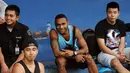 Salah satu pemain timnas Indonesia, Titus Bonai (ketiga dari kiri) terlihat menyaksikan langsung turnamen sepak bola Agum Gumelar Cup di Lapangan C Senayan, Jakarta (9/1/2015). (Liputan6.com/Helmi Fithriansyah)
