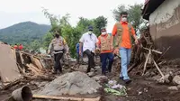 Kepala BNPB Doni Monardo melakukan peninjauan pasca bencana banjir bandang melanda Kabupaten Lembata, Flores, Nusa Tenggara Timur (NTT), Selasa (6/4/2021). (Badan Nasional Penanggulangan Bencana/BNPB)