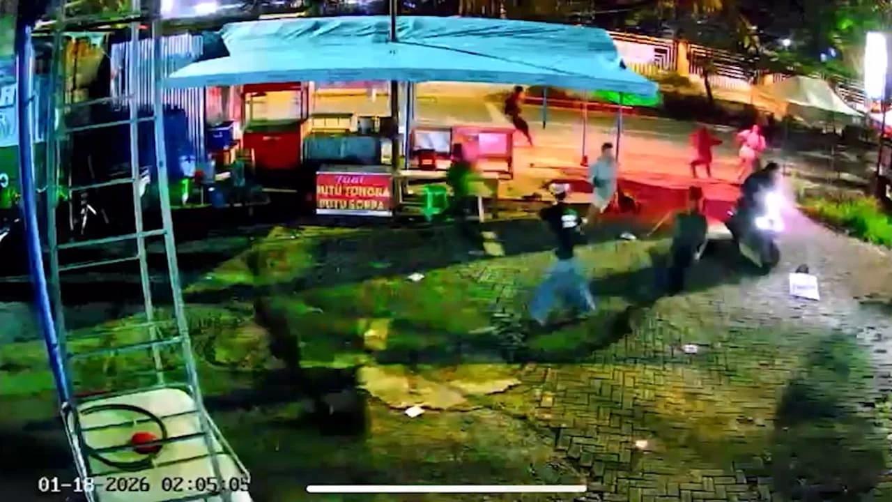 Geng Motor Konvoi Lewat Permukiman Serang Warga Lagi Nongkrong, Satu Anggota Tertangkap Langsung Babak belur