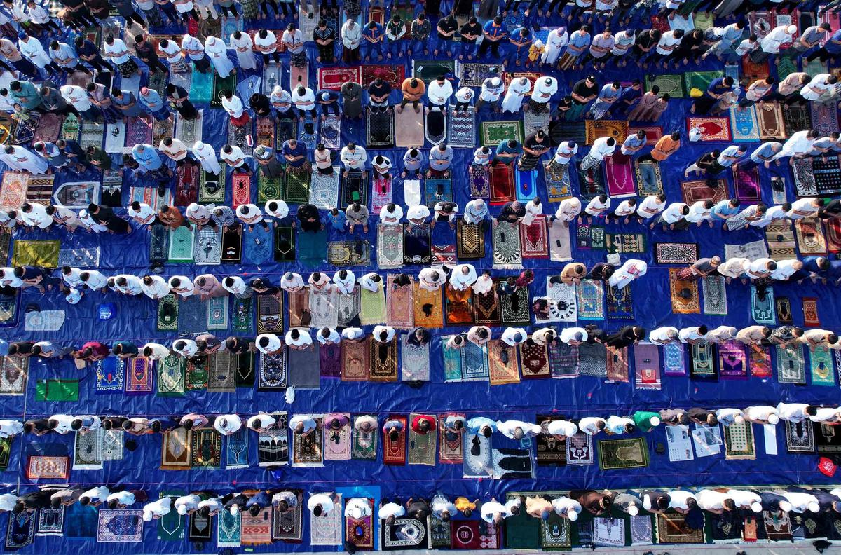 FOTO: Shalat Iduladha di Tepi Pantai Ancol Berlangsung Khidmat