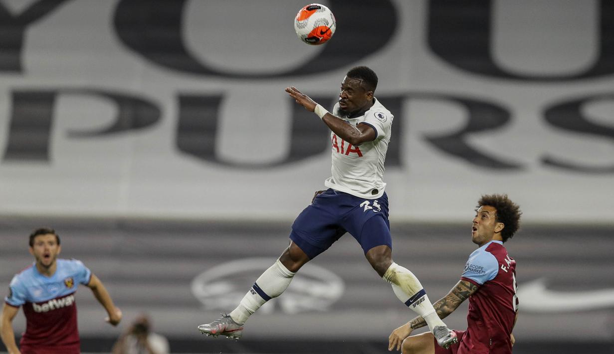 Pemain Tottenham Hotspur, Serge Aurier, menyundul bola saat melawan West Ham United pada laga Premier League di Stadion Tottenham Hotspur, Selasa (23/6/2020). Tottenham menang 2-0 atas West Ham. (AP/Kirsty Wigglesworth)