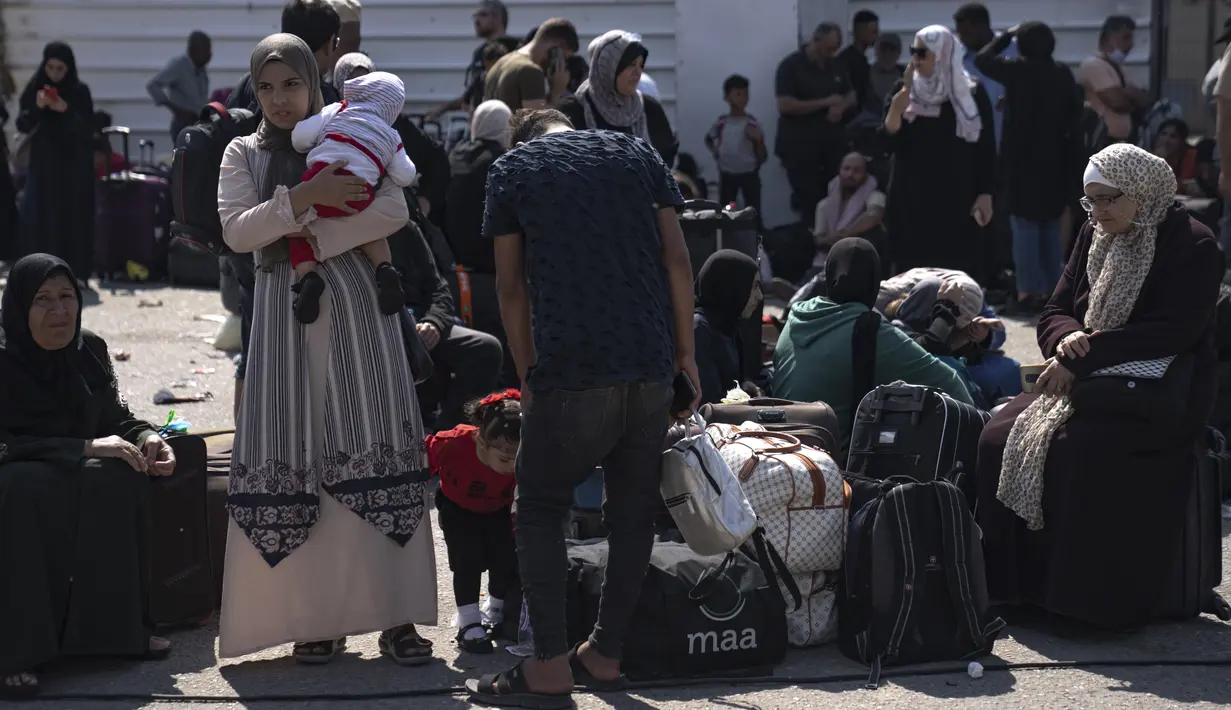 Laporan-laporan media mengatakan bahwa penyeberangan itu akan dibuka agar pasokan bantuan dapat dikirim ke Gaza - dan agar para pemegang paspor asing dapat pergi. (AP Photo/Fatima Shbair)