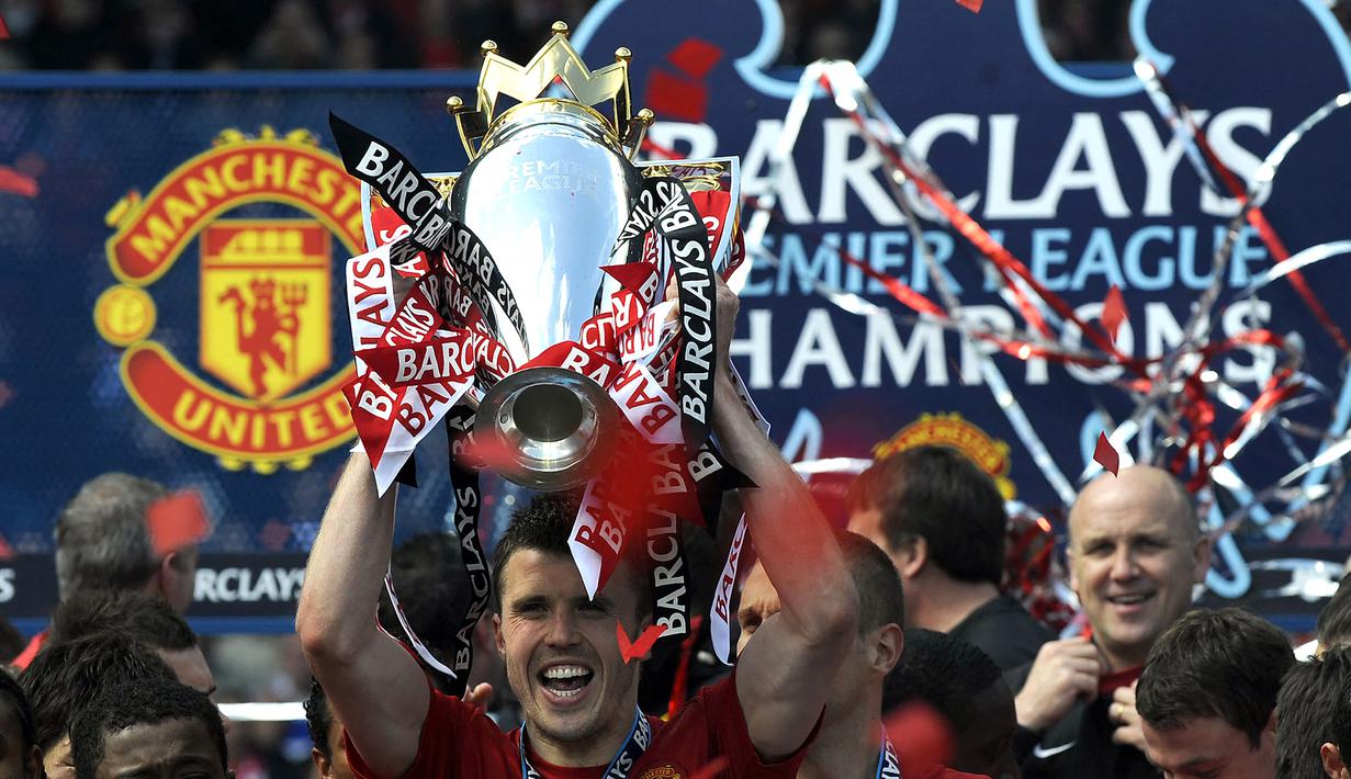 Selama memperkuat Manchester United, Michael Carrick berhasil mengoleksi 5 trofi Premier League, 1 Piala FA, 2 Piala Liga, 6 Community Shield, 1 trofi Liga Champions, 1 trofi Liga Europa dan 1 trofi Piala Dunia Klub. (AFP/Adrian Dennis)